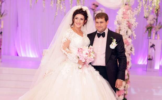 Выходила замуж за Шора Жасмин в свадебном платье ZuhairMurad, расшитом драгоценными камнями (цена по запросу)