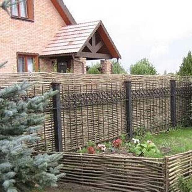 металлический забор как каркас для плетня