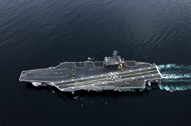https://upload.wikimedia.org/wikipedia/zh/1/17/USS_Ronald_Reagan_CVN-76_with_RR.jpg