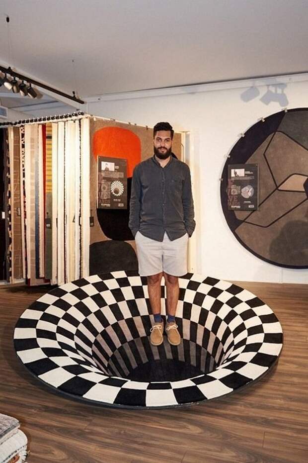 Современный дизайнерский ковер, который создает иллюзию дыры в полу.