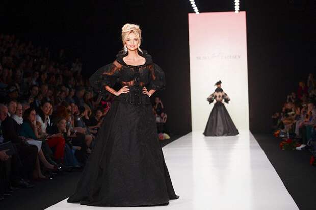 Фотомодель и телеведущая Виктория Лопырева демонстрирует одежду из новой коллекции дизайнера Славы Зайцева.