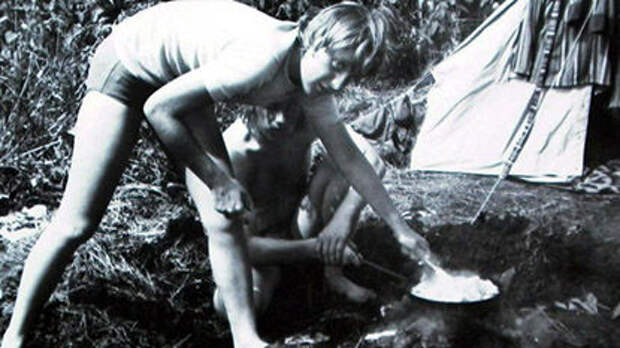 Старшая дочь пастора Ангела Казнер в кемпинге в 1973 г.