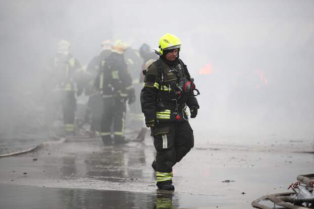 В Санкт-Петербурге на парковке загорелись несколько автомобилей