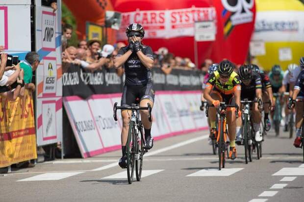 Chloe Hosking (Wiggle High5) выиграла 3 этап Giro Rosa (фото: Sean Robinson/Velofocus)