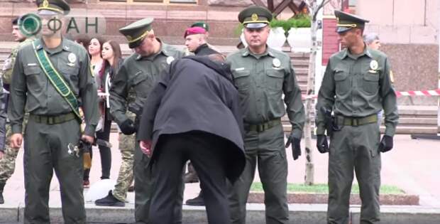 Появилось видео странного «обыска» украинских солдат Вооруженных сил Украины (ВИДЕО)