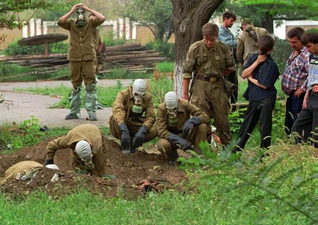 Российские военные проводят эксгумацию тел солдат убитых сепаратистами, сентябрь 1996 года