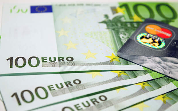 Мосбиржа приостанавливает торги долларами и евро