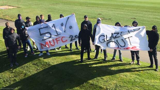 Фанаты «МЮ» заблокировали вход на базу клуба в знак протеста против Суперлиги и Глейзеров