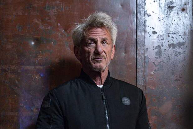 Голливудский актер и отсутствовавший на публике экс-глава офиса Зеленского съездили к ВСУ