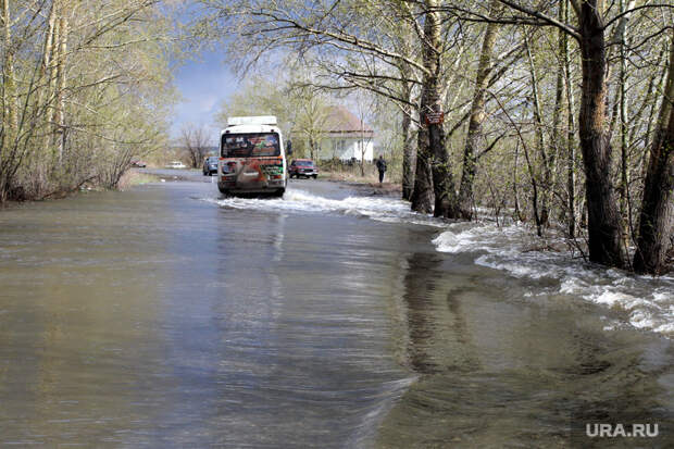 В Пермском крае река вышла из берегов, затопив дорогу