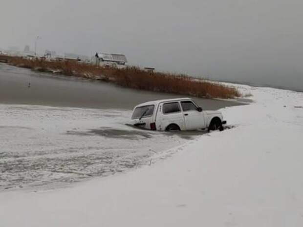 Машина с человеком внутри провалилась под лёд в Новороссийске