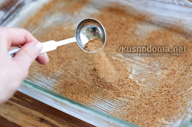 Посыпьте форму коричневым сахаром.