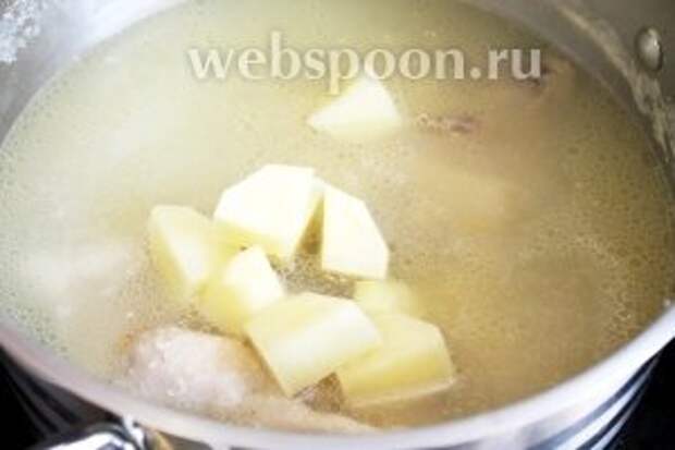 В суп добавить крупными кубиками нарезанный картофель.