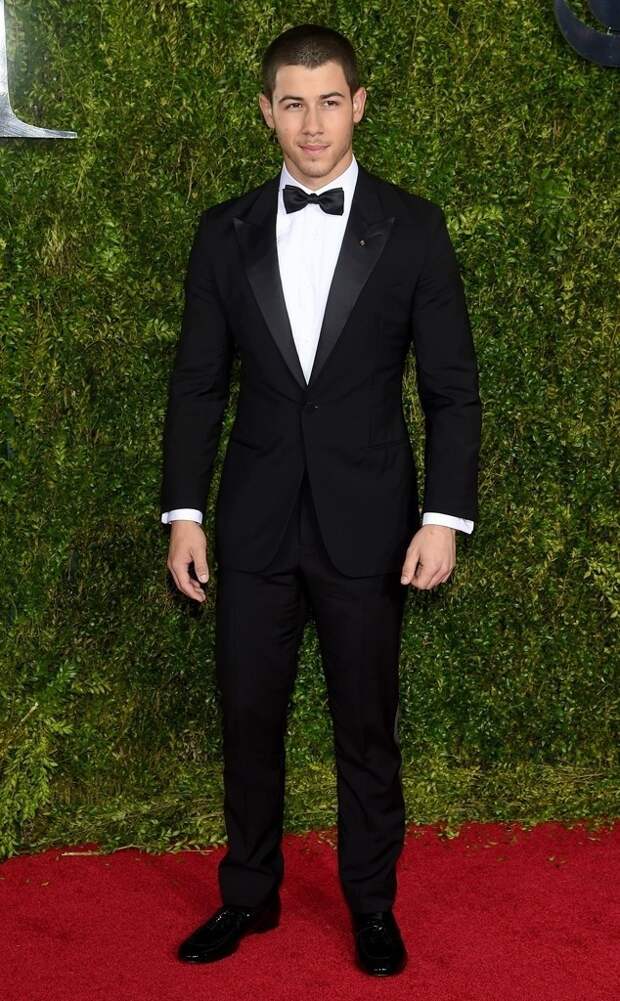 2015-TONY-AWARDS-ALFOMBRA-ROJA-NICK-JONAS-634x1024