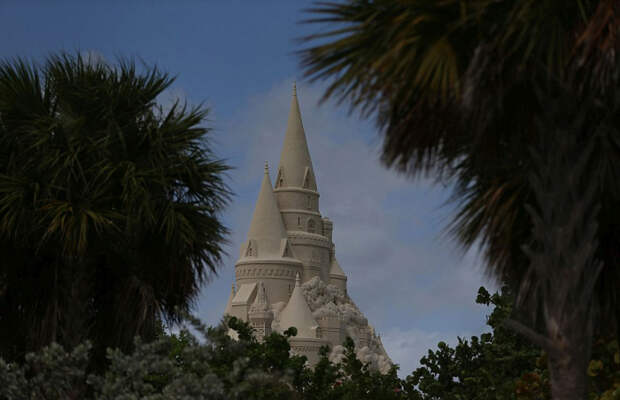 Во Флориде строят самый высокий в мире замок из песка (9 фото)