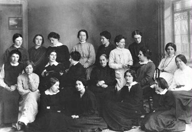 Екатерина Бибергаль (верхний ряд, 3-я слева) Нерчинская каторга (март 1917 года).