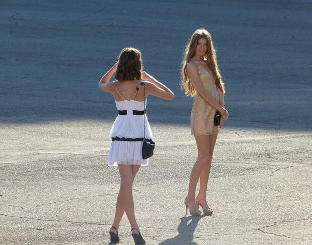 Стройные девушки в коротких платьях девушки, девушки в коротких платьях, удачный кадр