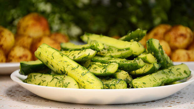 Малосольные огурцы с чесноком и укропом, без уксуса Кулинария, еда, малосольные огурцы, малосольные огурчики, огурцы в пакете, рецепт, видео, длиннопост