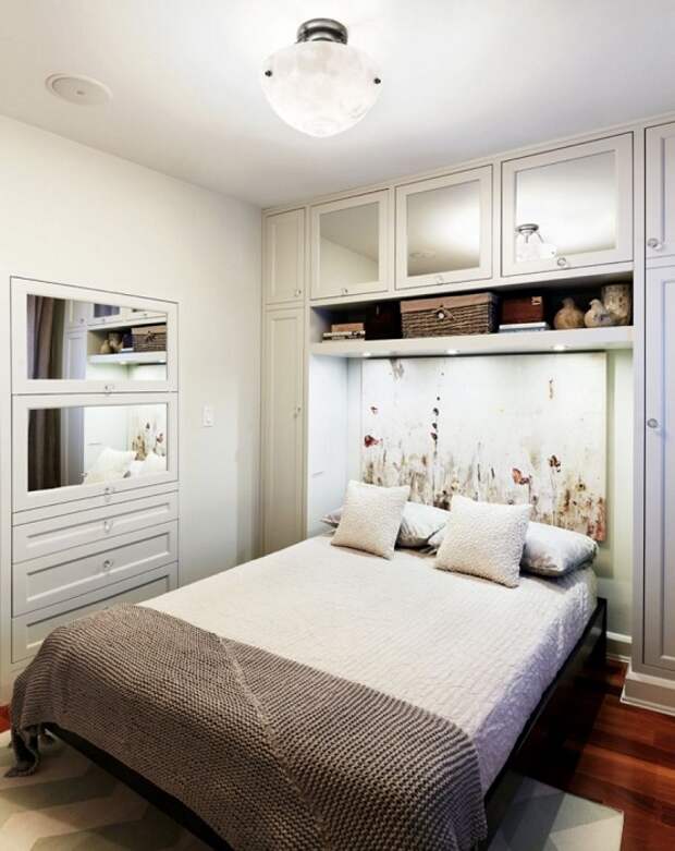 Роскошная и элегантная спальня в белых цветах - самый популярный интерьер во все времена.