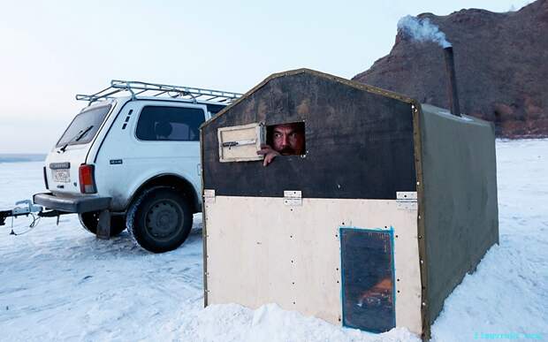 Новосёловские рыбаки оборудуют крошечные домики с миниатюрными буржуйками и электричеством от автомобильных аккумуляторов, которые позволяют им рыбачить днём и ночью, несмотря на мороз.