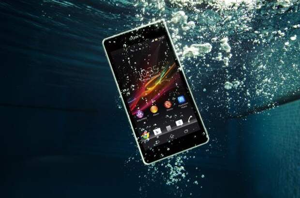 Sony Xperia ZR погружается в воду