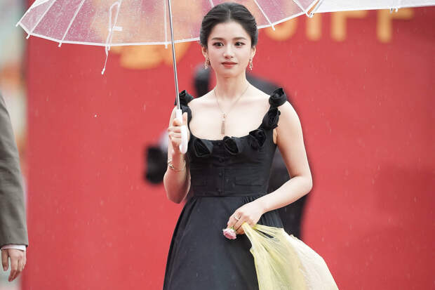 Появление известной актрисы с пакетом Balenciaga на красной дорожке взорвало соцсети