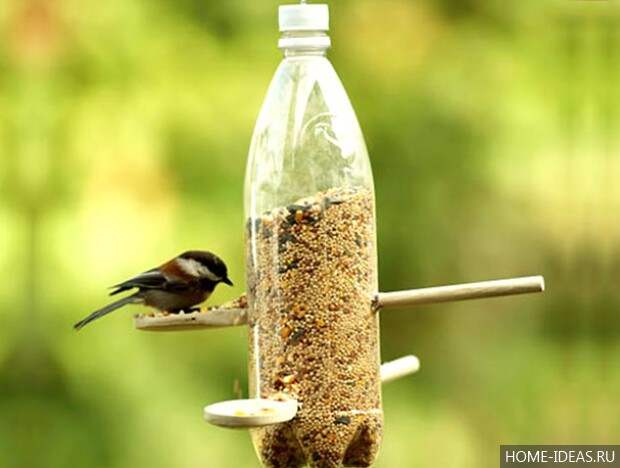 Простейшая кормушка из бутылки