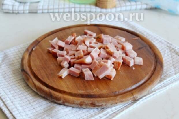 Бекон нарезать на мелкий кубик.