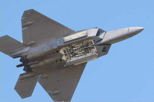 Истребитель F-22А с открытыми отсеками вооружений - Т-50 vs F-22 Raptor. Сравнительный анализ истребителей пятого поколения в России и США | Военно-исторический портал Warspot.ru