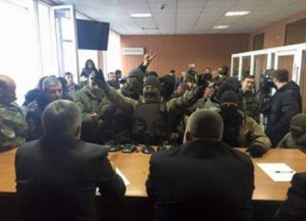 Майданная демократия: одесская полиция заявила, что  боевики, захватившие суд и заставившие судей подать в отставку, никакого закона не нарушили