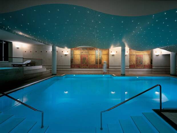 Бассейн отеля Lausanne Palace&Spa в Швейцарии