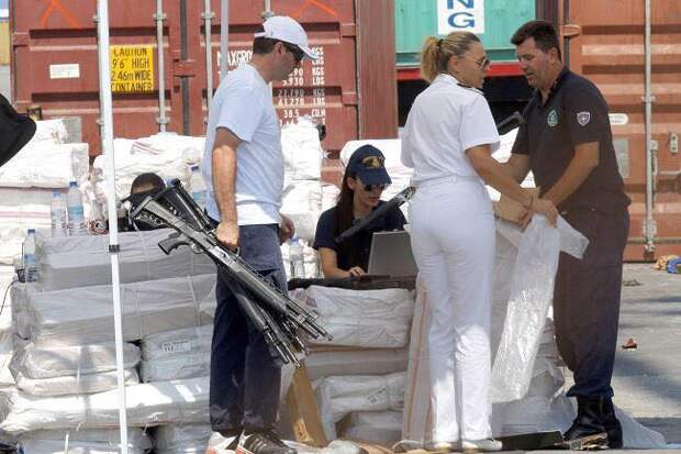 СРОЧНО! Греческая полиция обнаружила контейнеры с оружием для беженцев