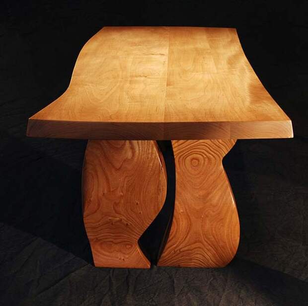 деревянная лавка для дома, скамья из массивных деталей, элементы конструкции мебели из дерева фотография на картинке