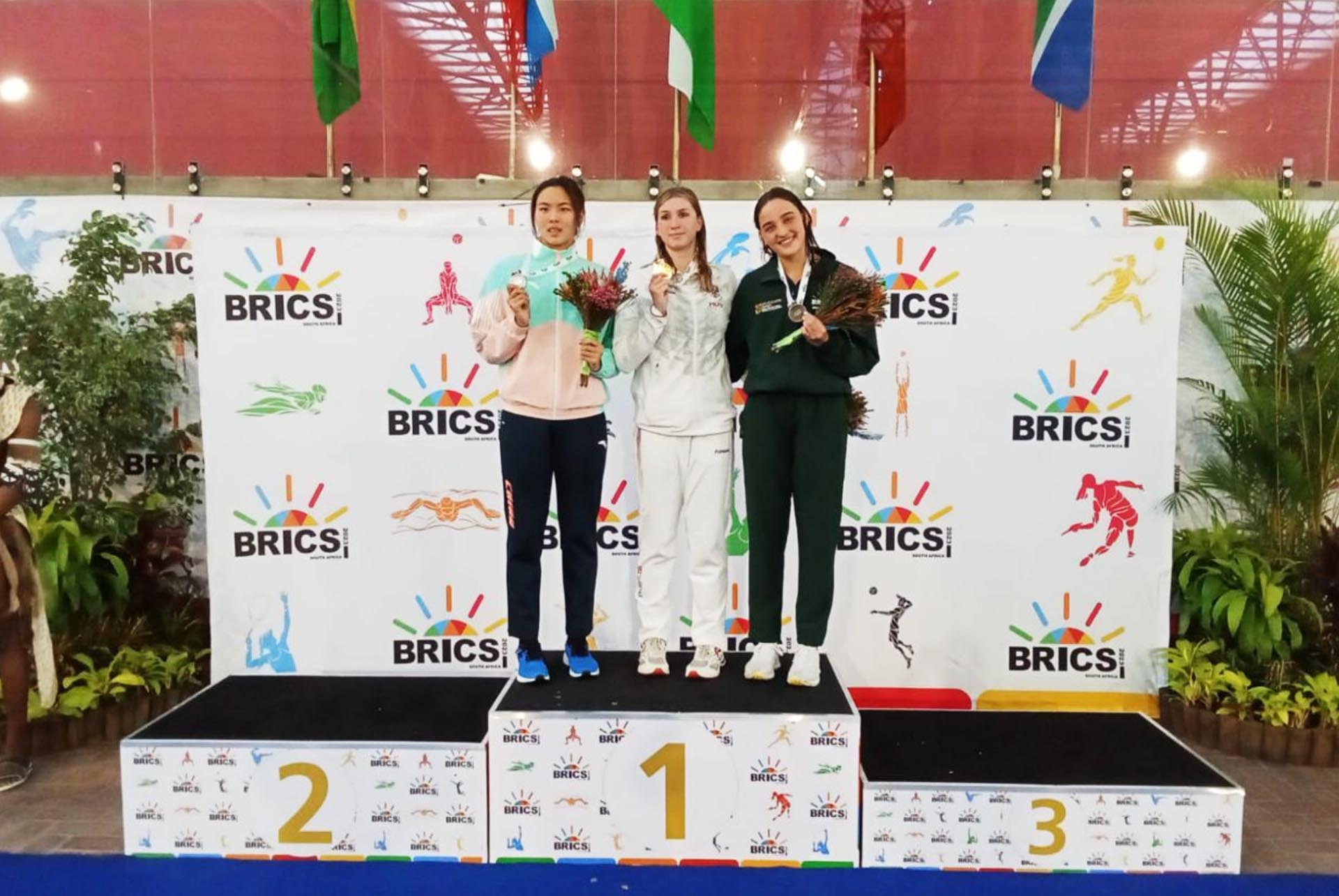 Спортсмены на пьедестале 