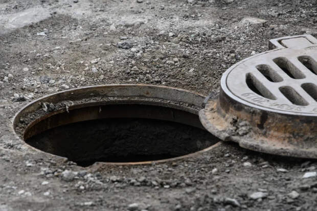 Семилетний мальчик провалился в люк под Смоленском и провел там 6 часов