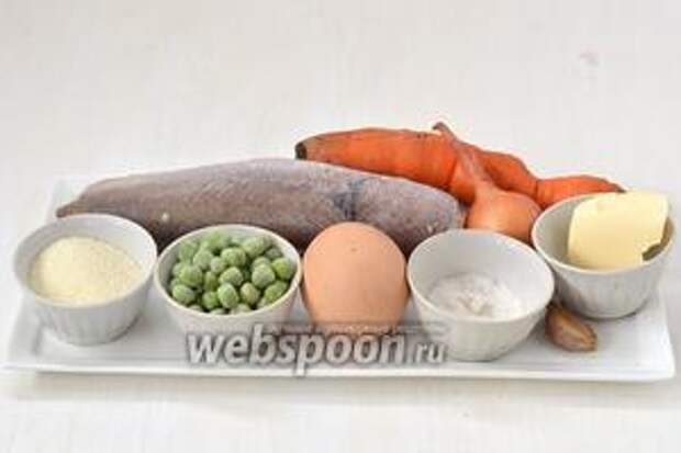 Для приготовления блюда нам понадобится хек, морковь, лук, горошек замороженный, яйцо, манка, соль, чеснок, сливочное масло.