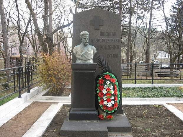Надгробный памятник Николая Ярошенко.
