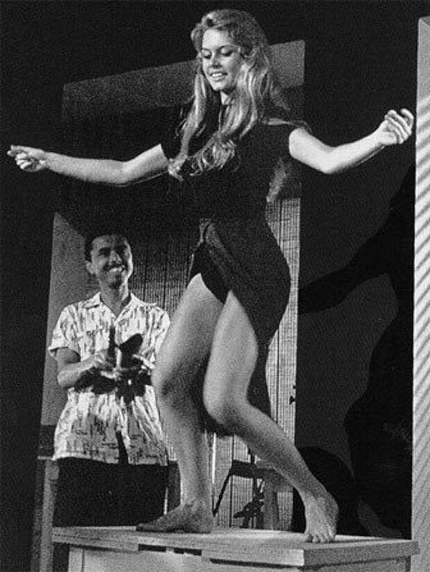 Танец Бриджит Бардо из фильма "И Бог создал женщину".1956 год.
