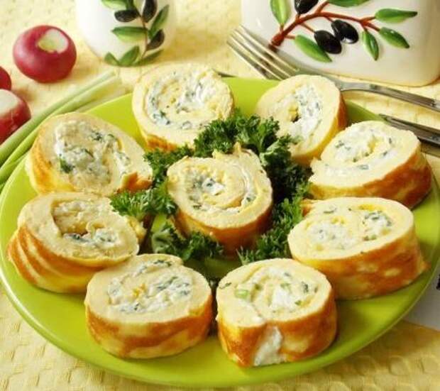 Праздничный яичный рулет с зеленым луком