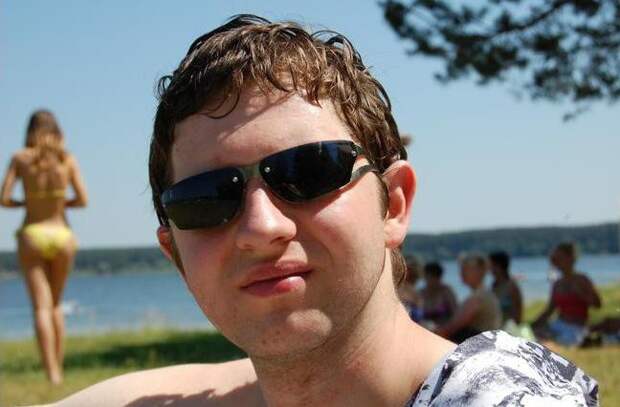 Если присмотреться, то на переднем плане можно увидеть лицо  девушки, прикол, юмор