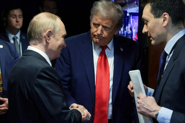 Путин наградил почетной грамотой переводчика, работавшего на саммите на Аляске