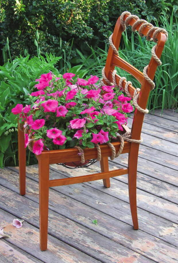 Модная тенденция дачного дизайна - цветущий стул