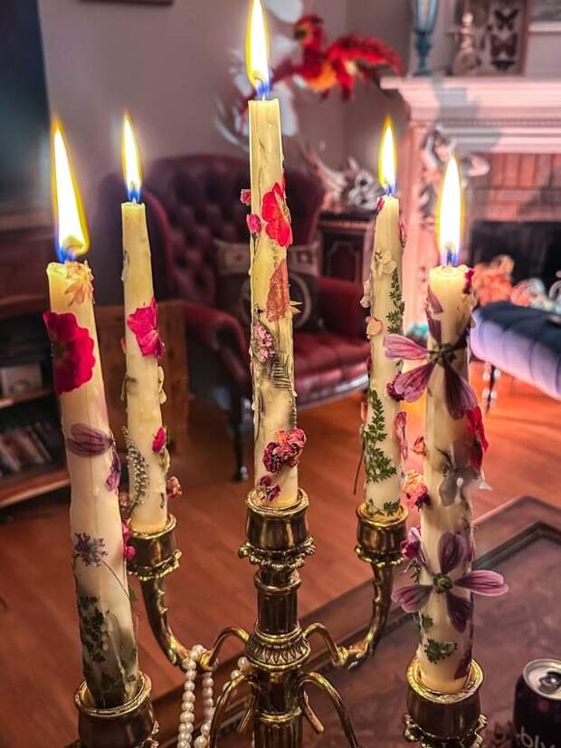 Длинные свечи с сухоцветами выглядят просто волшебно. © ergonomic_logic  📷 