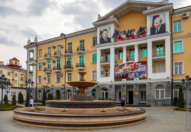 Часто встречаются портреты Владимира Путина и Ахмата Кадырова. грозный, прогулка, чечня