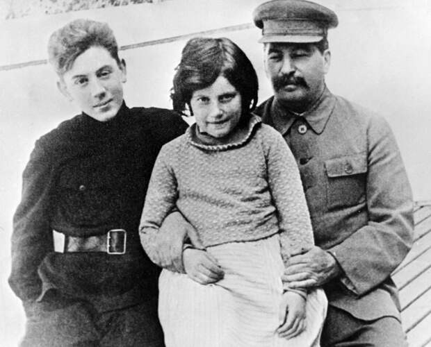 Сталин с детьми