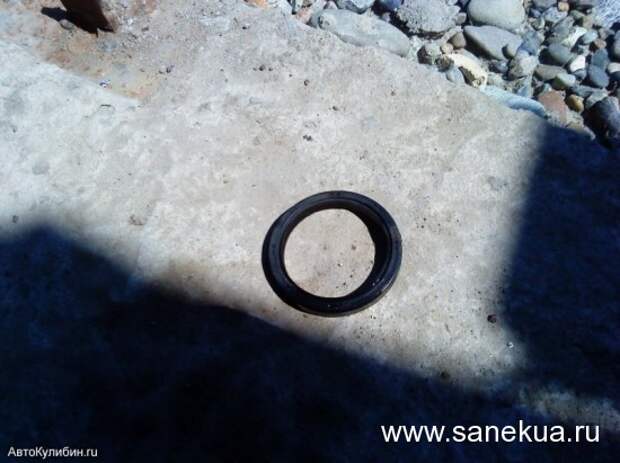 Как поменять сальник коленвала на Nissan Liberty PM12