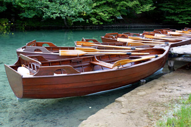 Лодка с деревянным корпусом