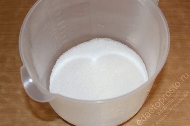 подготовить емкость для взбивания продуктов и добавить туда сахарный песок. пошаговое фото этапа приготовления торта Наташа