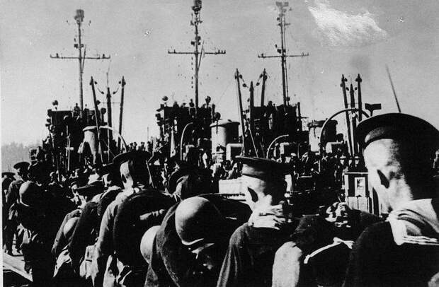 Советские моряки перед высадкой на о. Шумшу