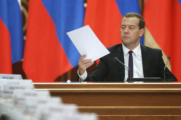 10 подарков Медведева: что получила Россия от премьера-юбиляра